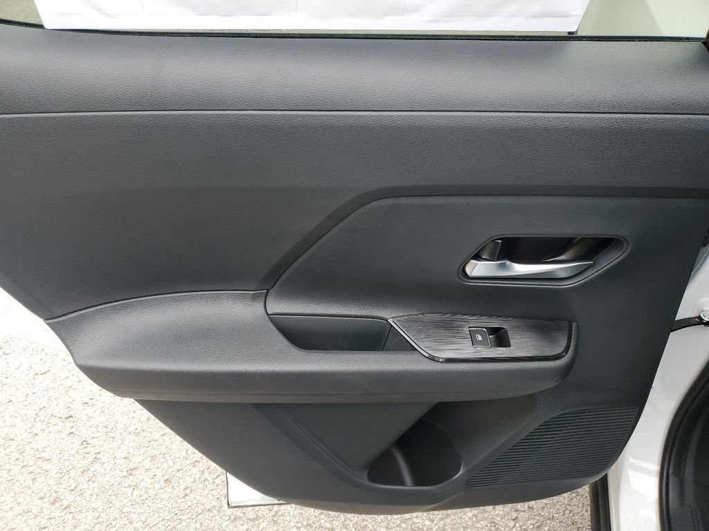 New 2026 Nissan Kicks SR w/ SR Premium Package FWD image 8