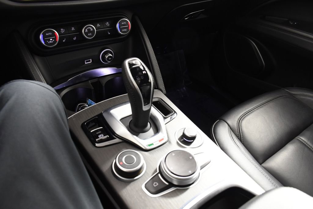 Used 2022 Alfa Romeo Stelvio Ti image 32