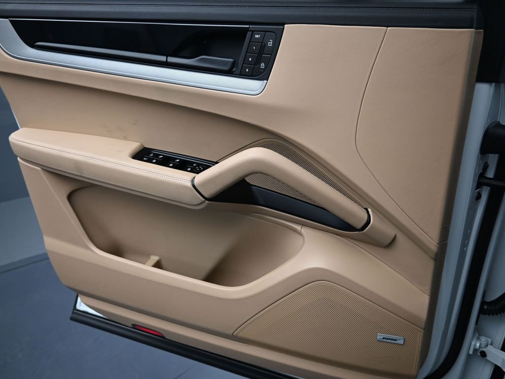Certified 2024 Porsche Cayenne AWD/4WD image 25