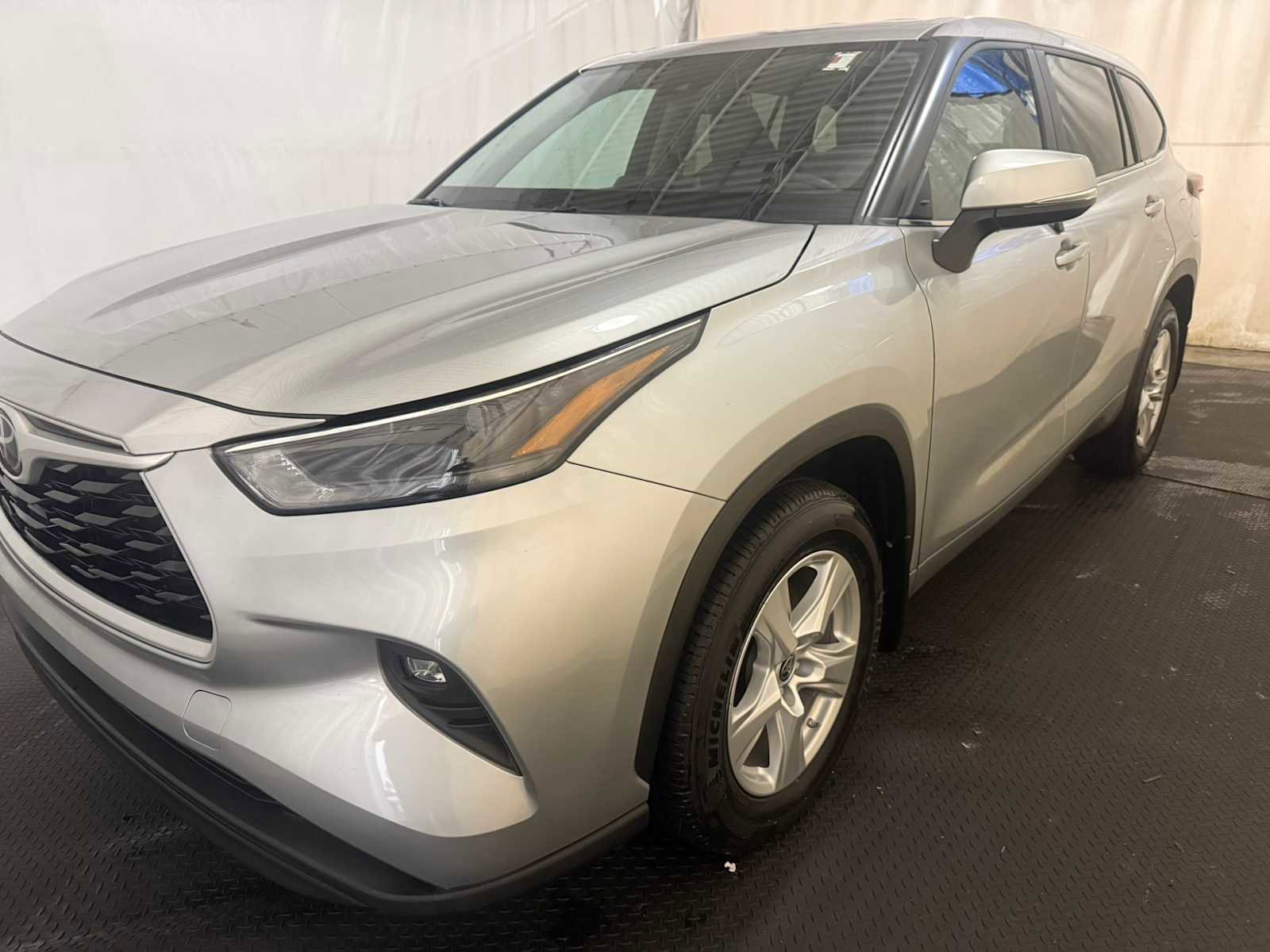 Used 2023 Toyota Highlander LE AWD/4WD image 6