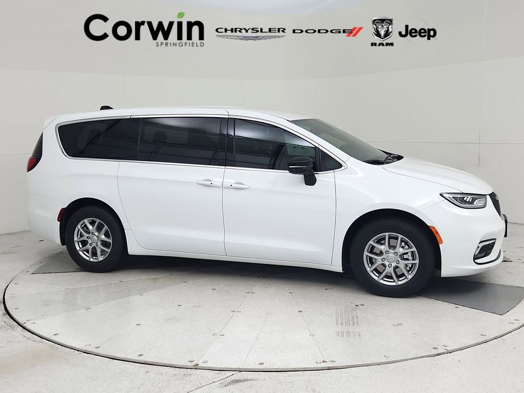 New 2026 Chrysler Pacifica Select