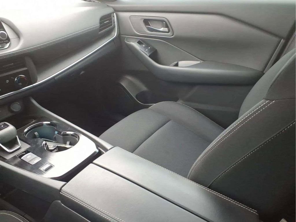 Used 2025 Nissan Rogue S image 12