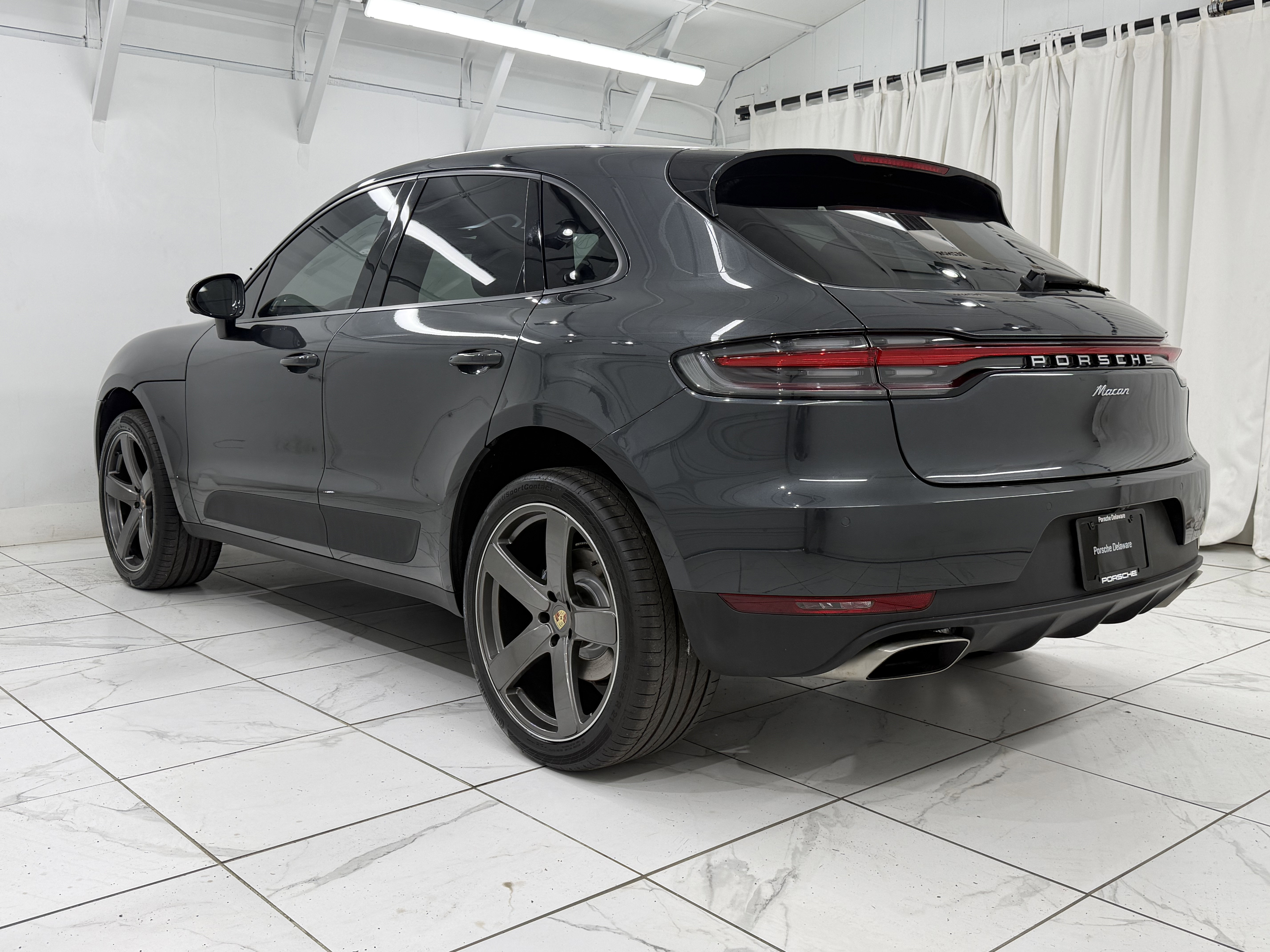 Certified 2021 Porsche Macan AWD/4WD image 3