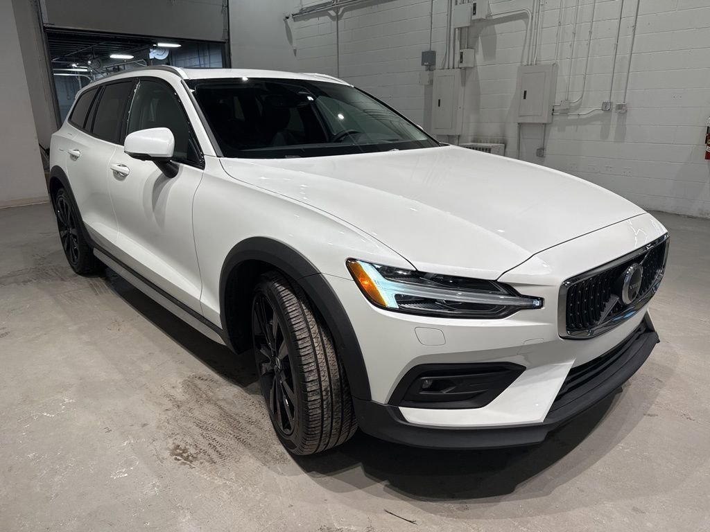 Used 2023 Volvo V60 B5 Cross Country Ultimate w/ Climate Package image 3