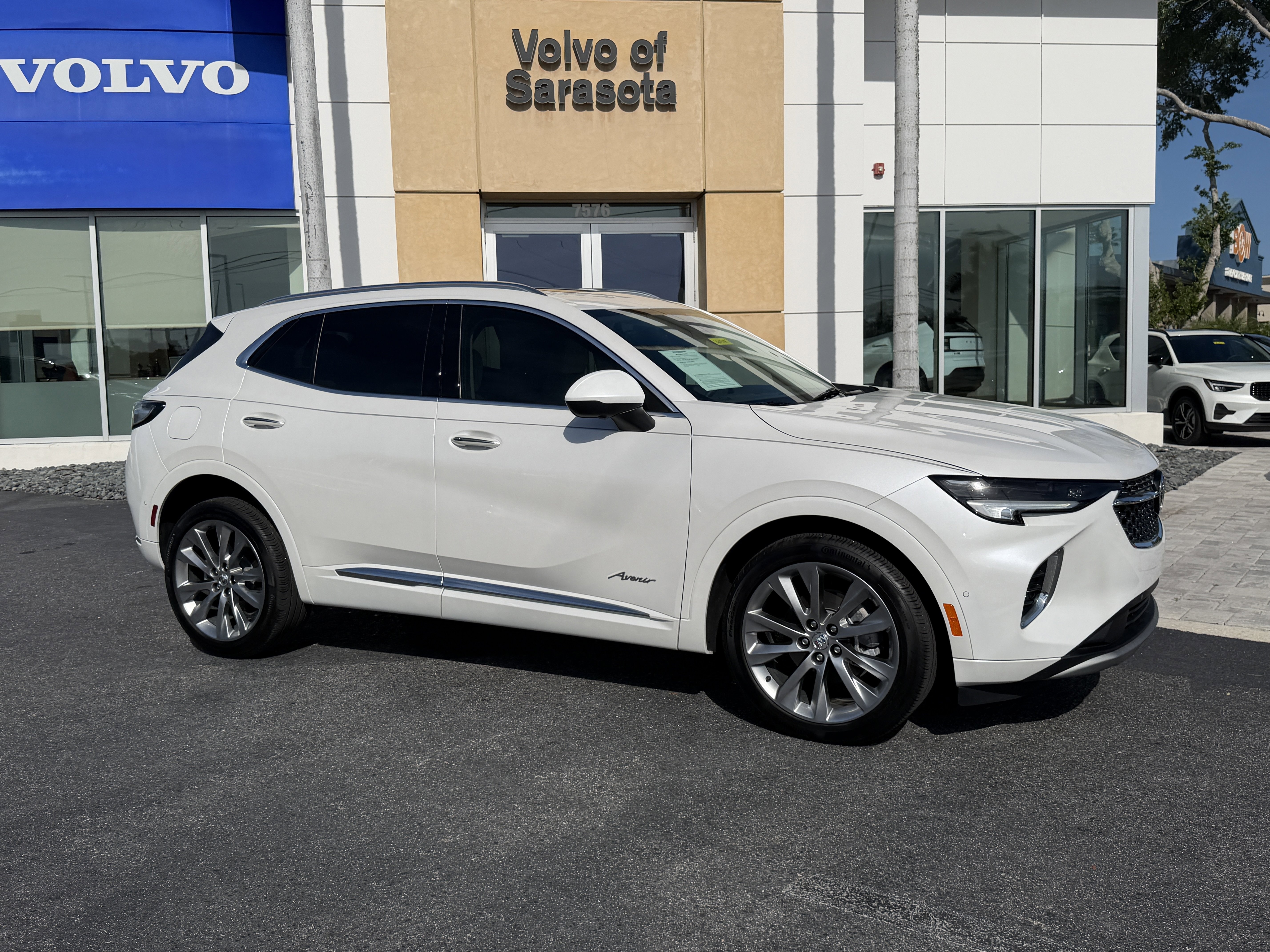 Used 2023 Buick Envision Avenir image 1