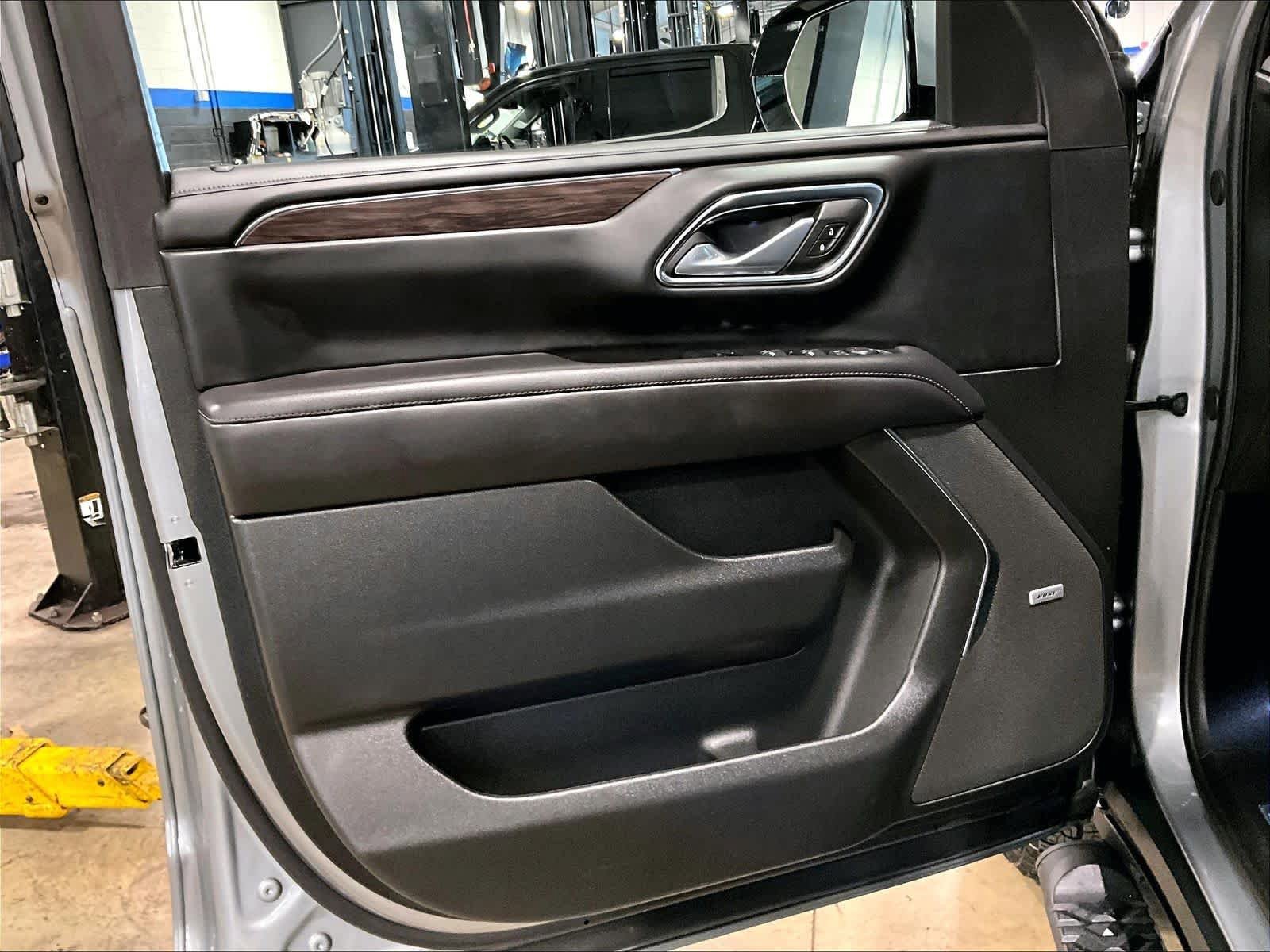 Used 2024 Chevrolet Tahoe Z71 w/ Luxury Package AWD/4WD image 9