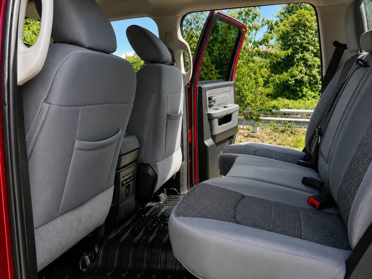 Used 2015 RAM 1500 Classic SLT w/ Luxury Group AWD/4WD image 18