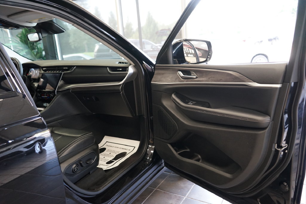 Used 2023 Jeep Grand Cherokee Limited AWD/4WD image 43