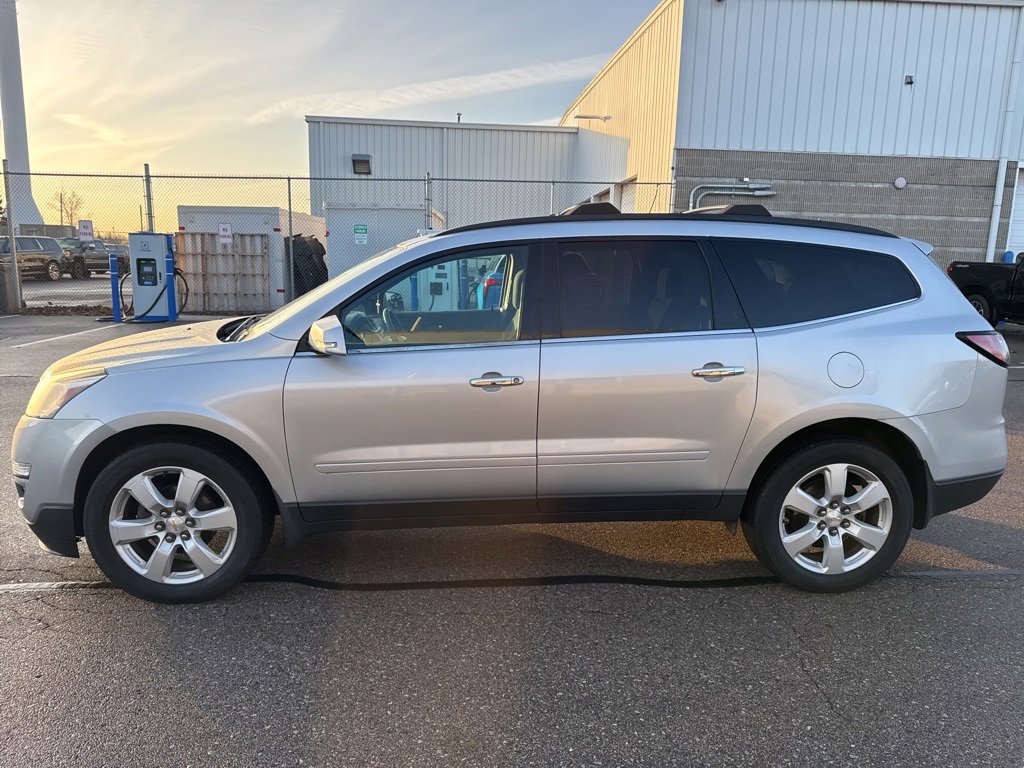 Used 2016 Chevrolet Traverse LT w/ Style and Technology Package image 3