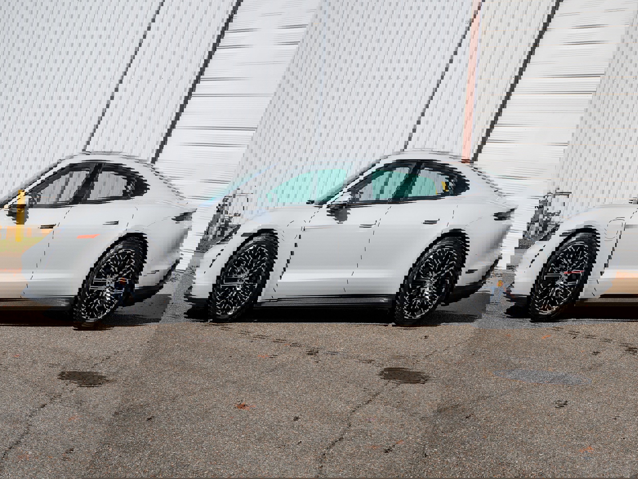 Used 2022 Porsche Taycan image 2