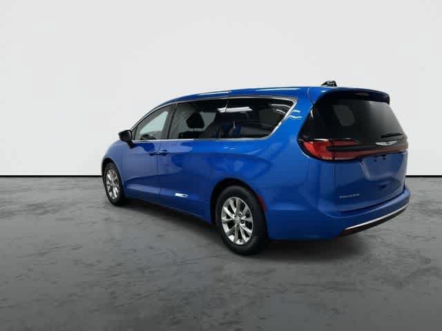 Used 2026 Chrysler Pacifica Limited FWD image 9