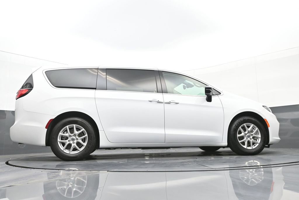 Used 2024 Chrysler Pacifica Touring-L image 33