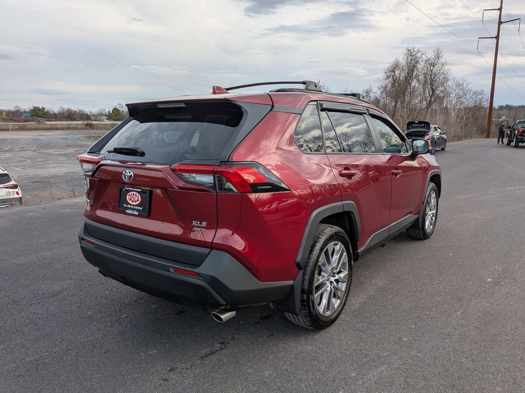 Used 2022 Toyota RAV4 XLE Premium image 3