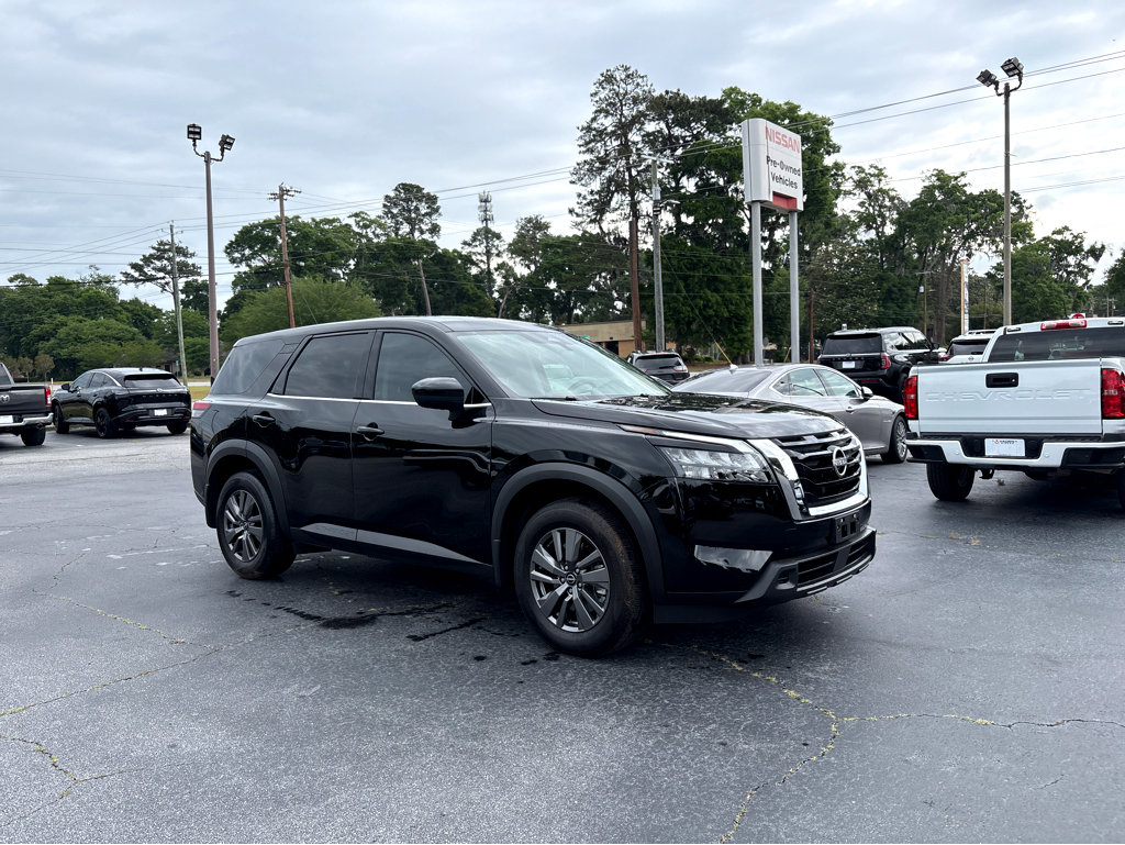 Used 2025 Nissan Pathfinder S FWD image 1