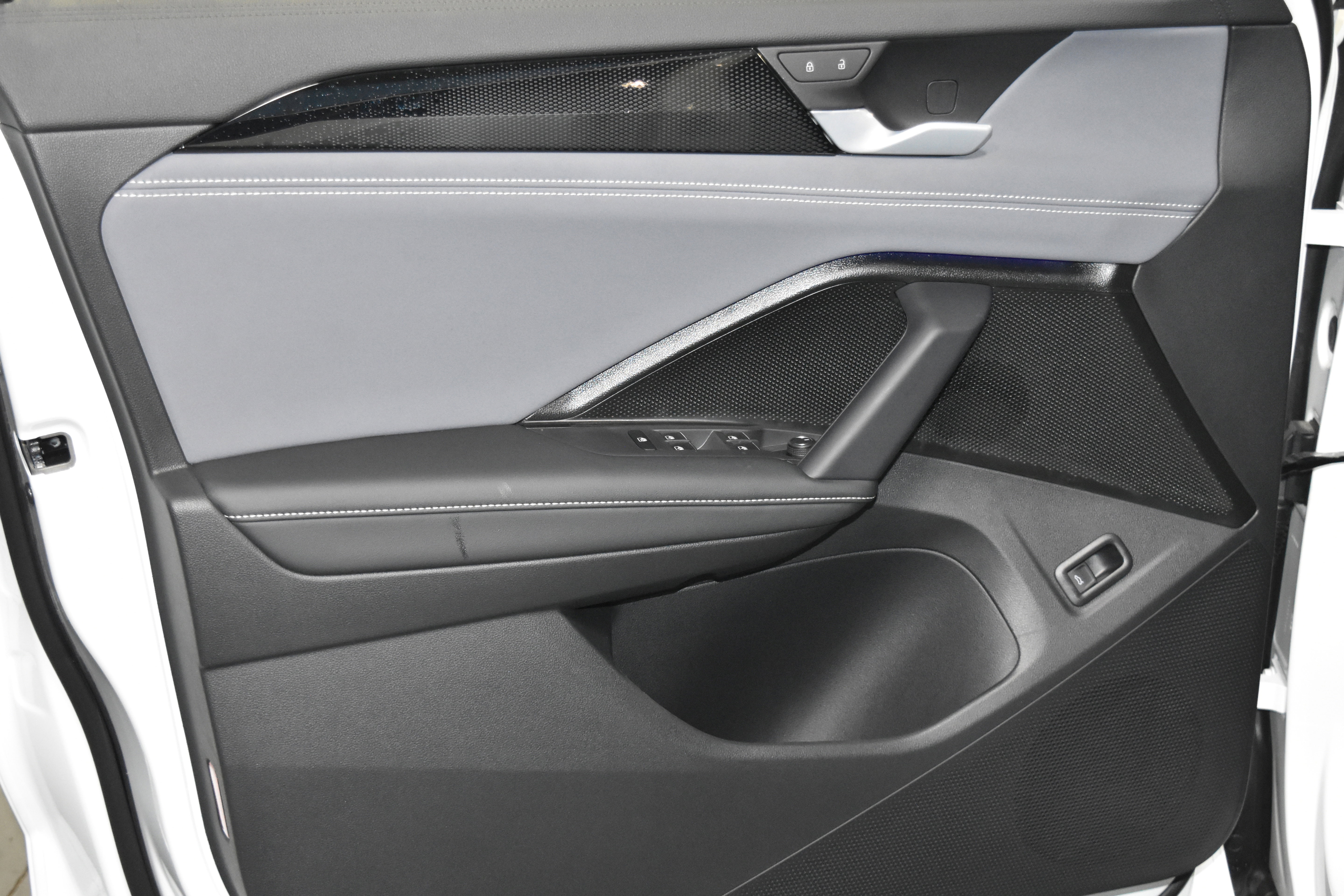 New 2026 Volkswagen Tiguan SE R-Line image 4