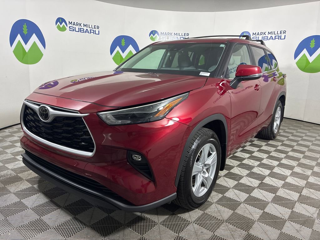 Used 2023 Toyota Highlander LE image 3
