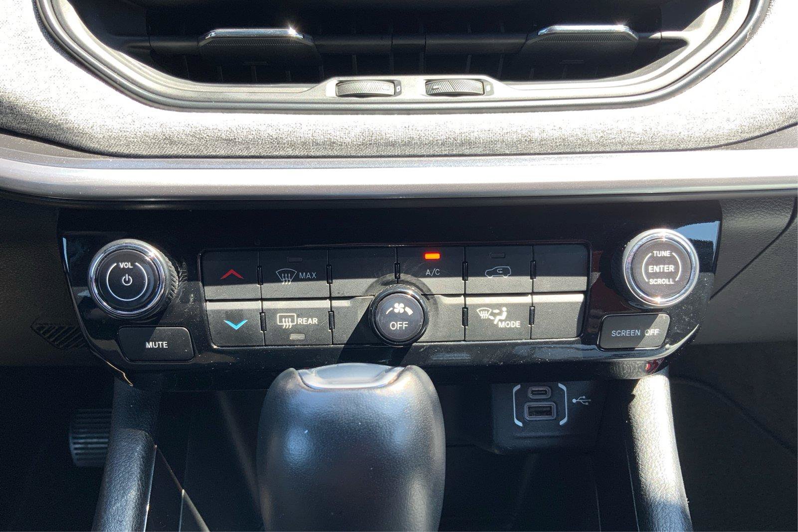 Used 2024 Jeep Compass Latitude AWD/4WD image 33