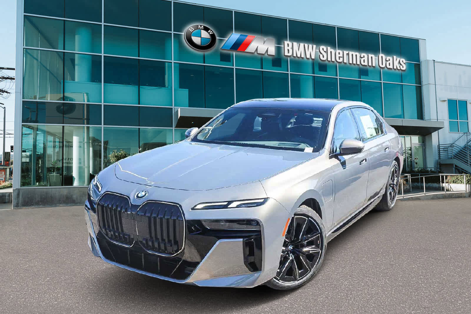 New 2026 BMW 750e xDrive w/ Premium Package image 2