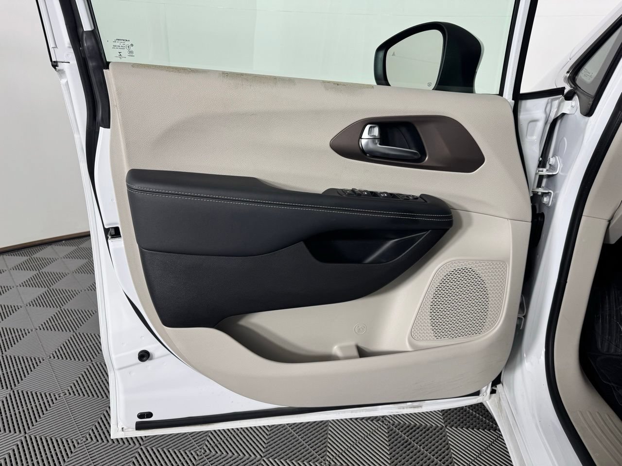 Used 2023 Chrysler Voyager LX FWD image 9