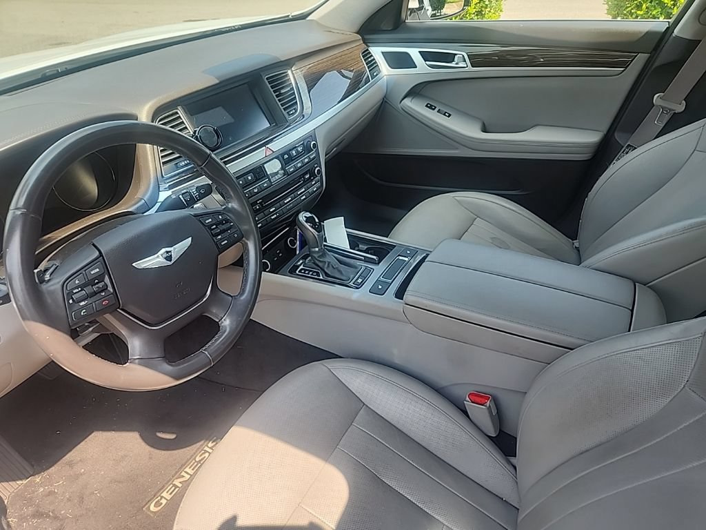 Used 2016 Hyundai Genesis 3.8 RWD image 6