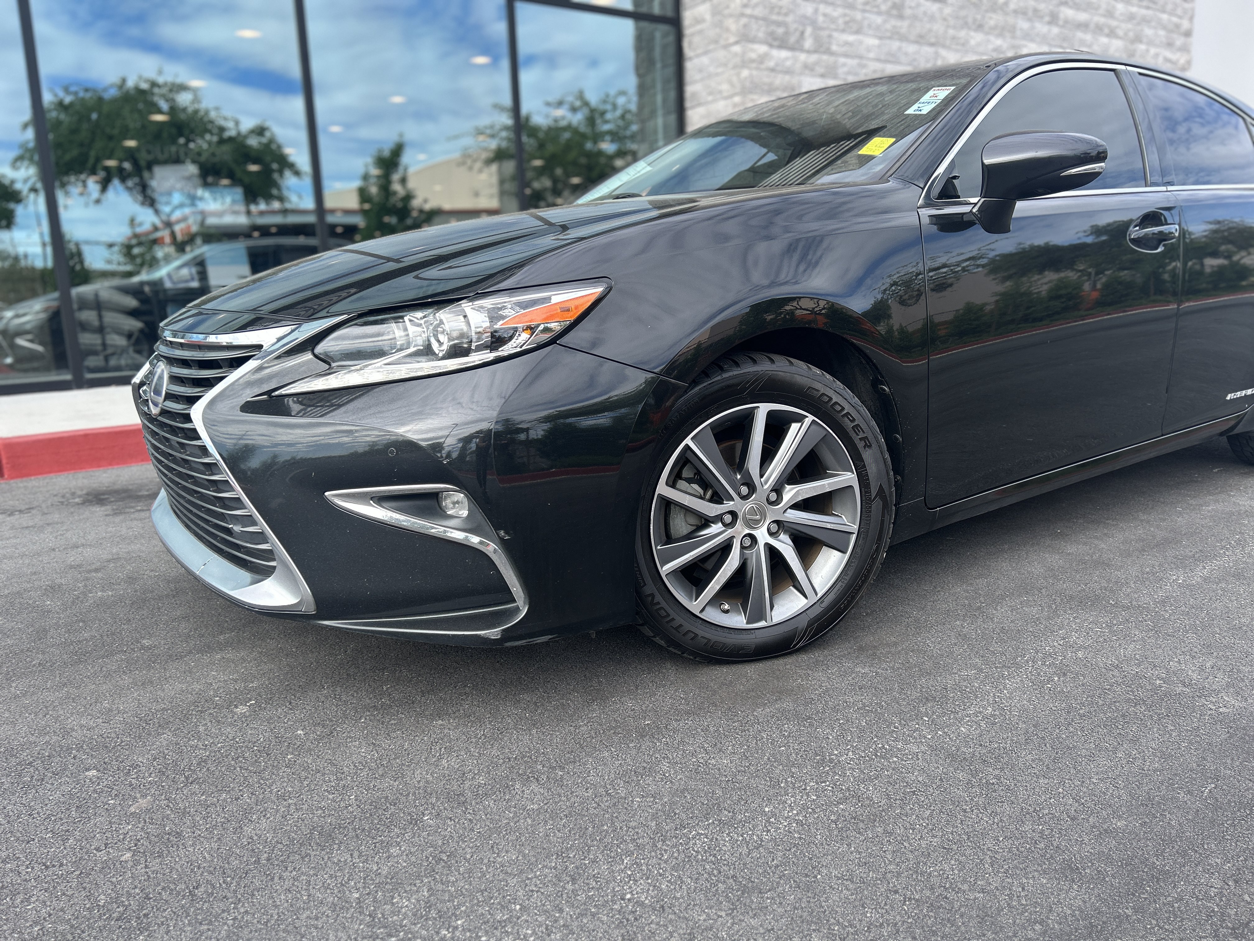 Used 2017 Lexus ES 300h w/ Navigation System Package FWD image 3
