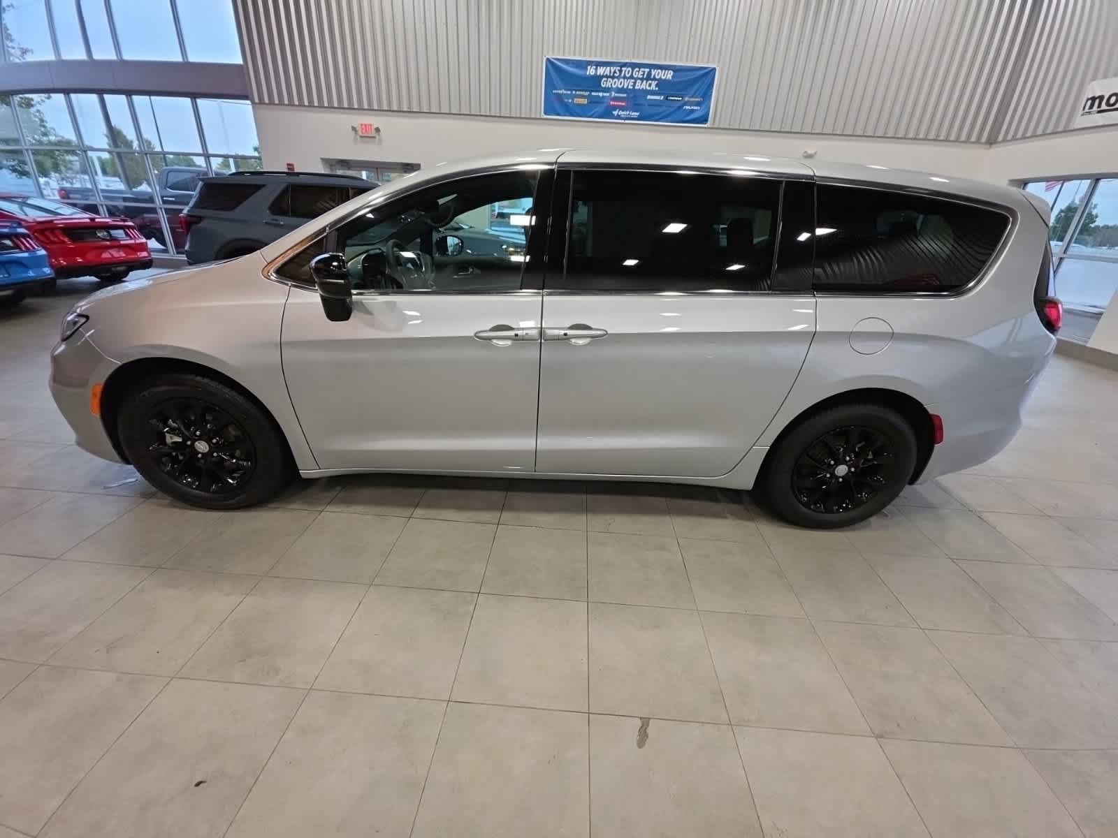 Used 2026 Chrysler Pacifica Limited FWD image 12