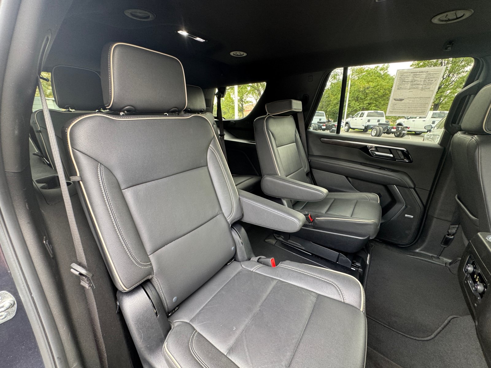 Used 2025 Chevrolet Tahoe Premier AWD/4WD image 18