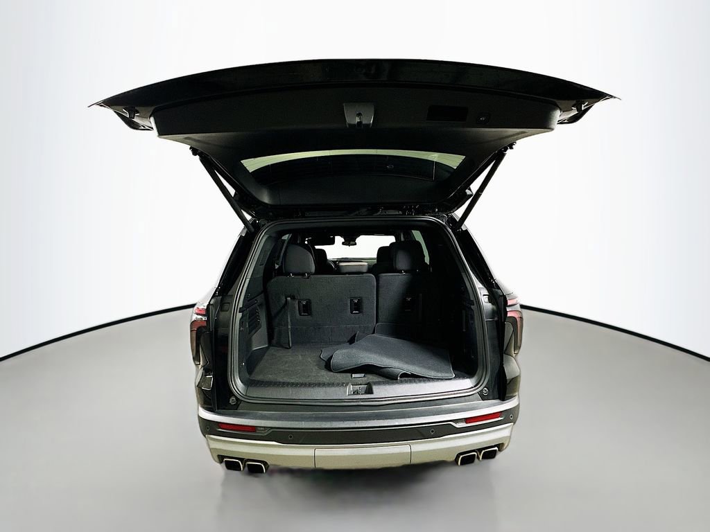 Used 2025 Chevrolet Traverse LT image 35