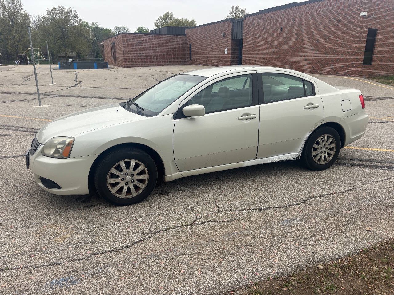 Used 2009 Mitsubishi Galant ES FWD image 3
