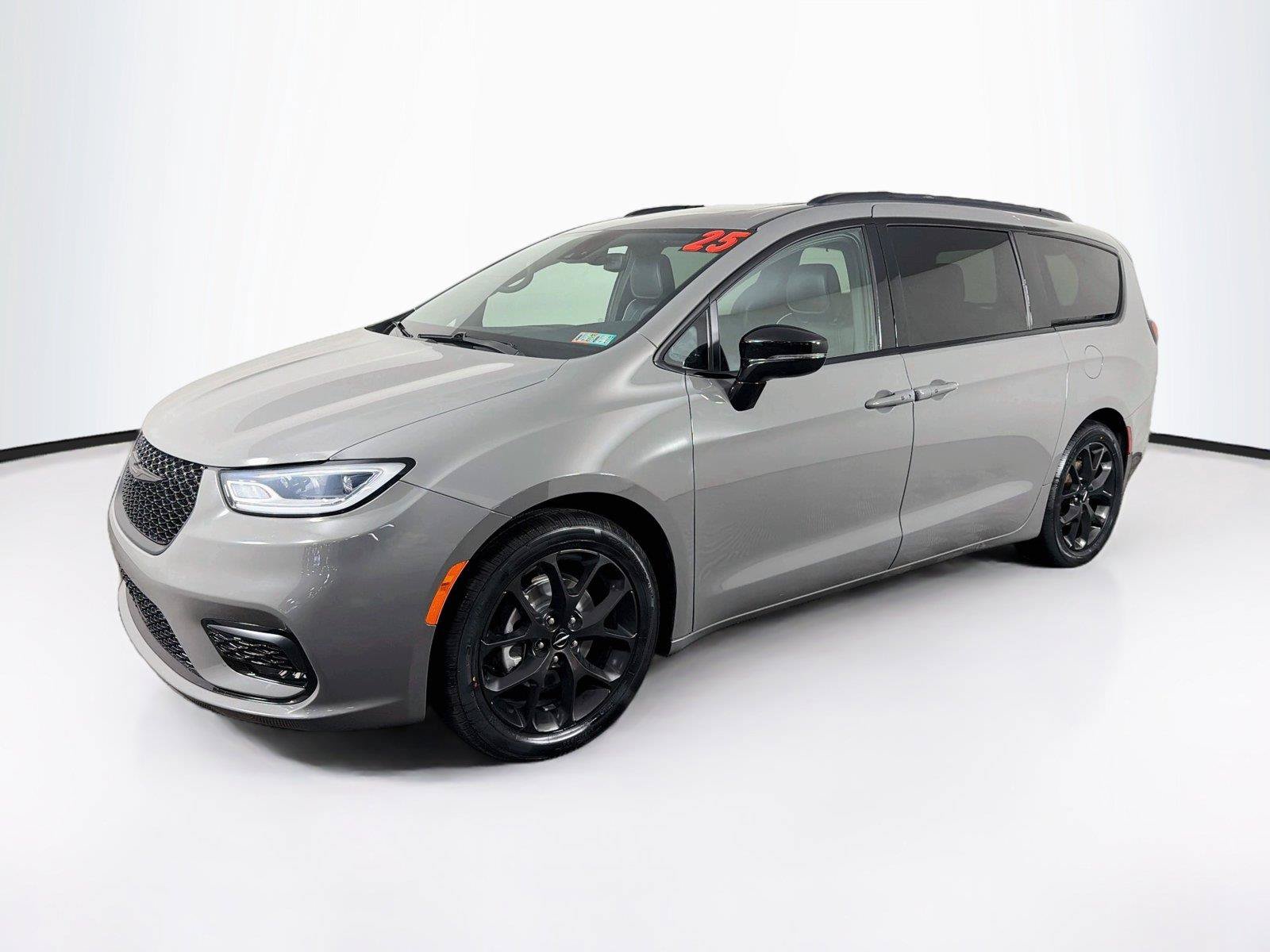 Used 2025 Chrysler Pacifica Limited FWD image 7