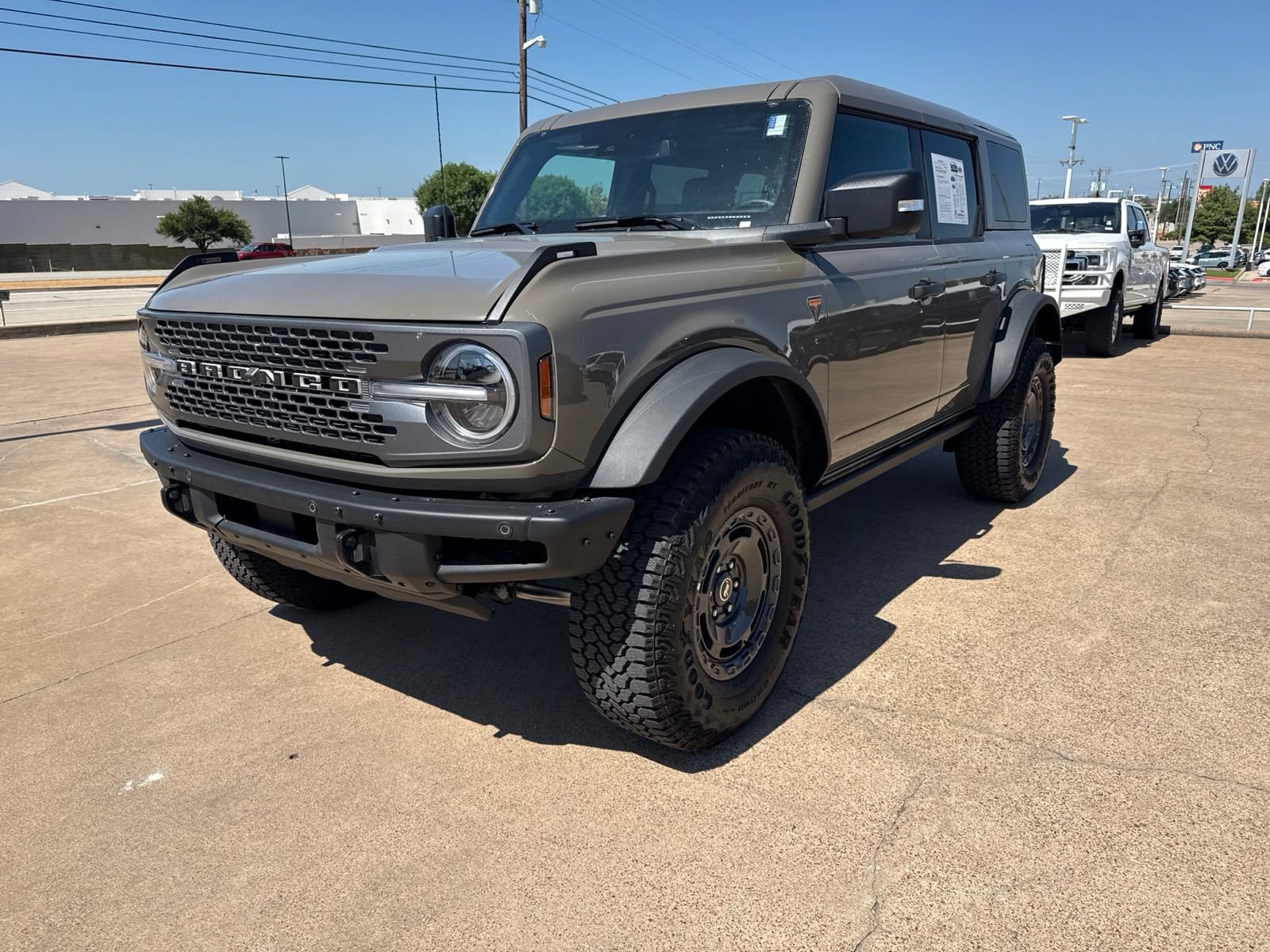 Used 2025 Ford Bronco Badlands AWD/4WD image 3