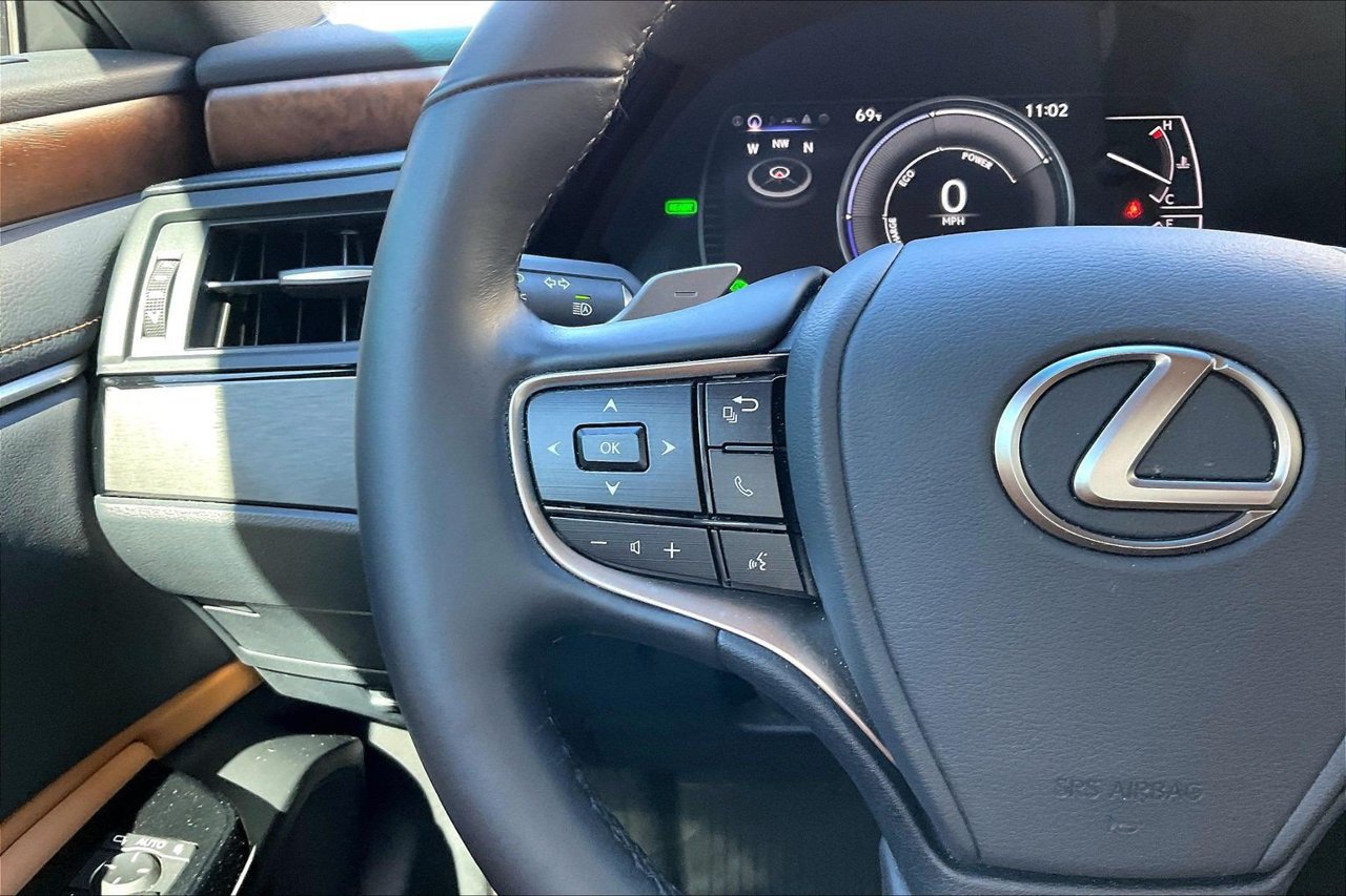 Used 2025 Lexus ES 300h w/ Premium Package FWD image 30