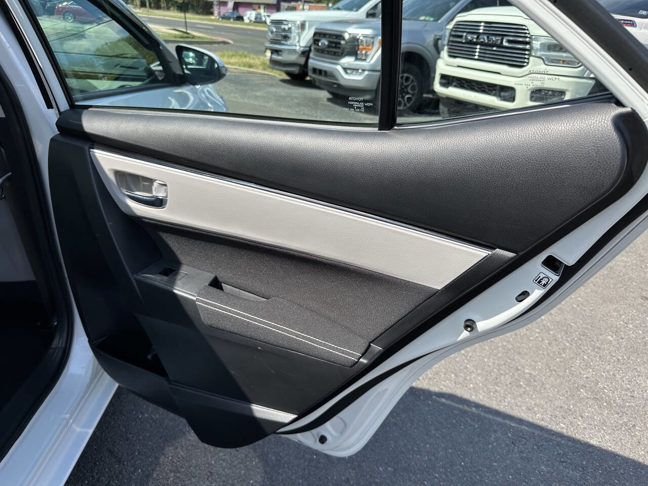 Used 2019 Toyota Corolla LE FWD image 18