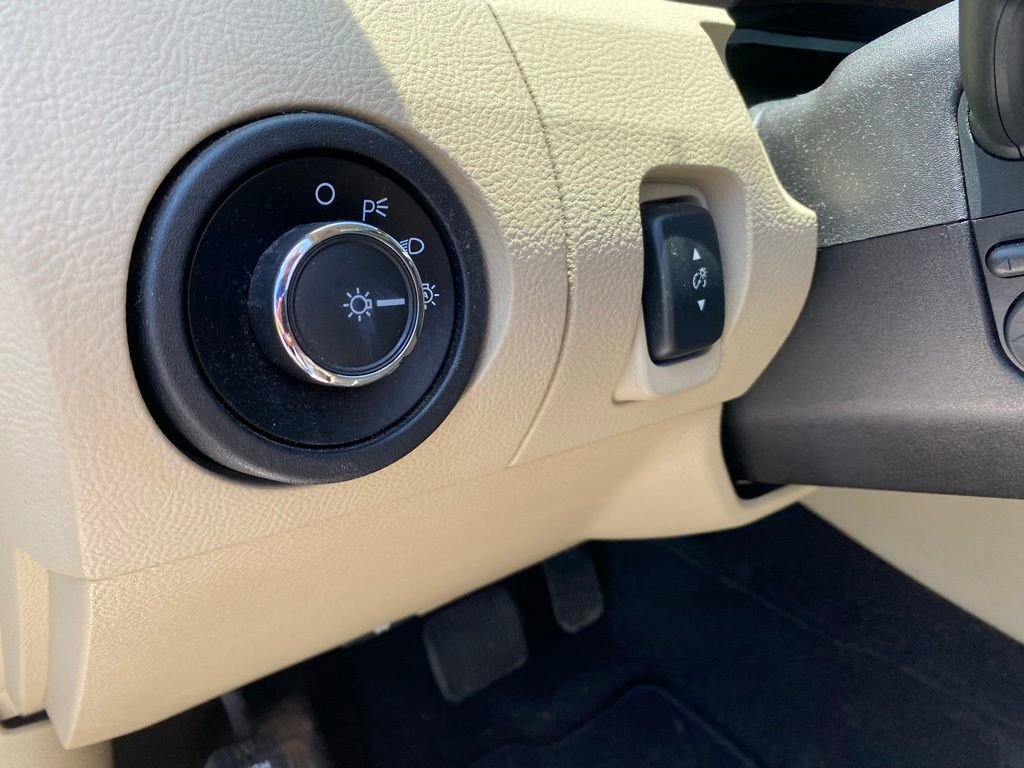 Used 2015 Ford Taurus Limited w/ Equipment Group 301A FWD image 17