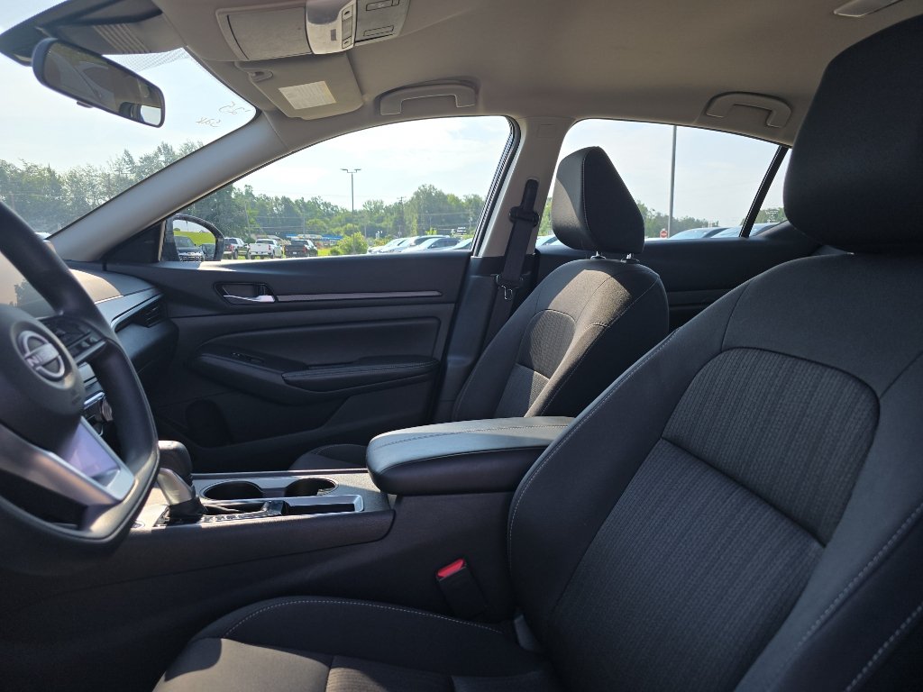 Used 2025 Nissan Altima 2.5 SV FWD image 19