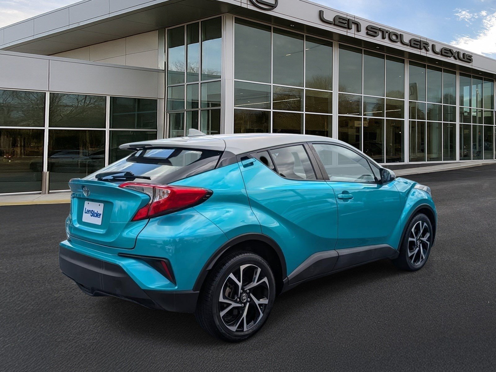 Used 2018 Toyota C-HR XLE FWD image 3
