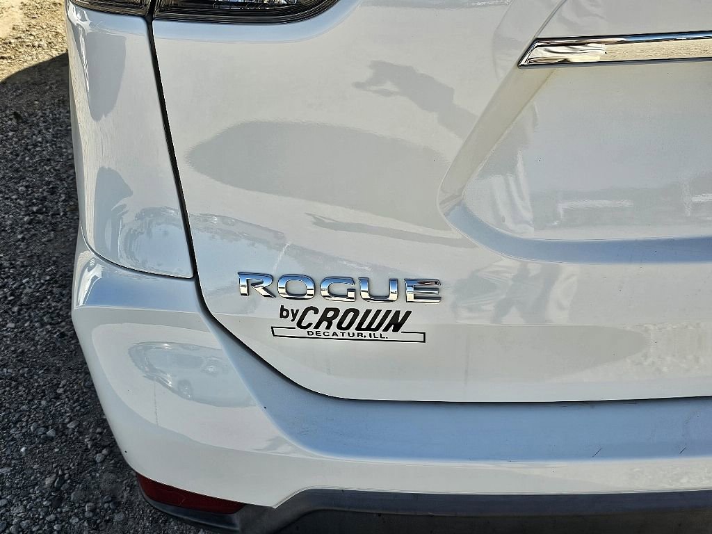 Used 2017 Nissan Rogue SV w/ SV Premium Package image 11