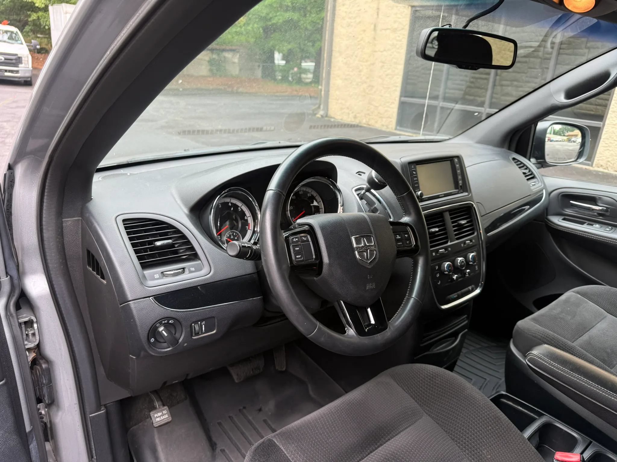 Used 2017 Dodge Grand Caravan SE FWD image 14