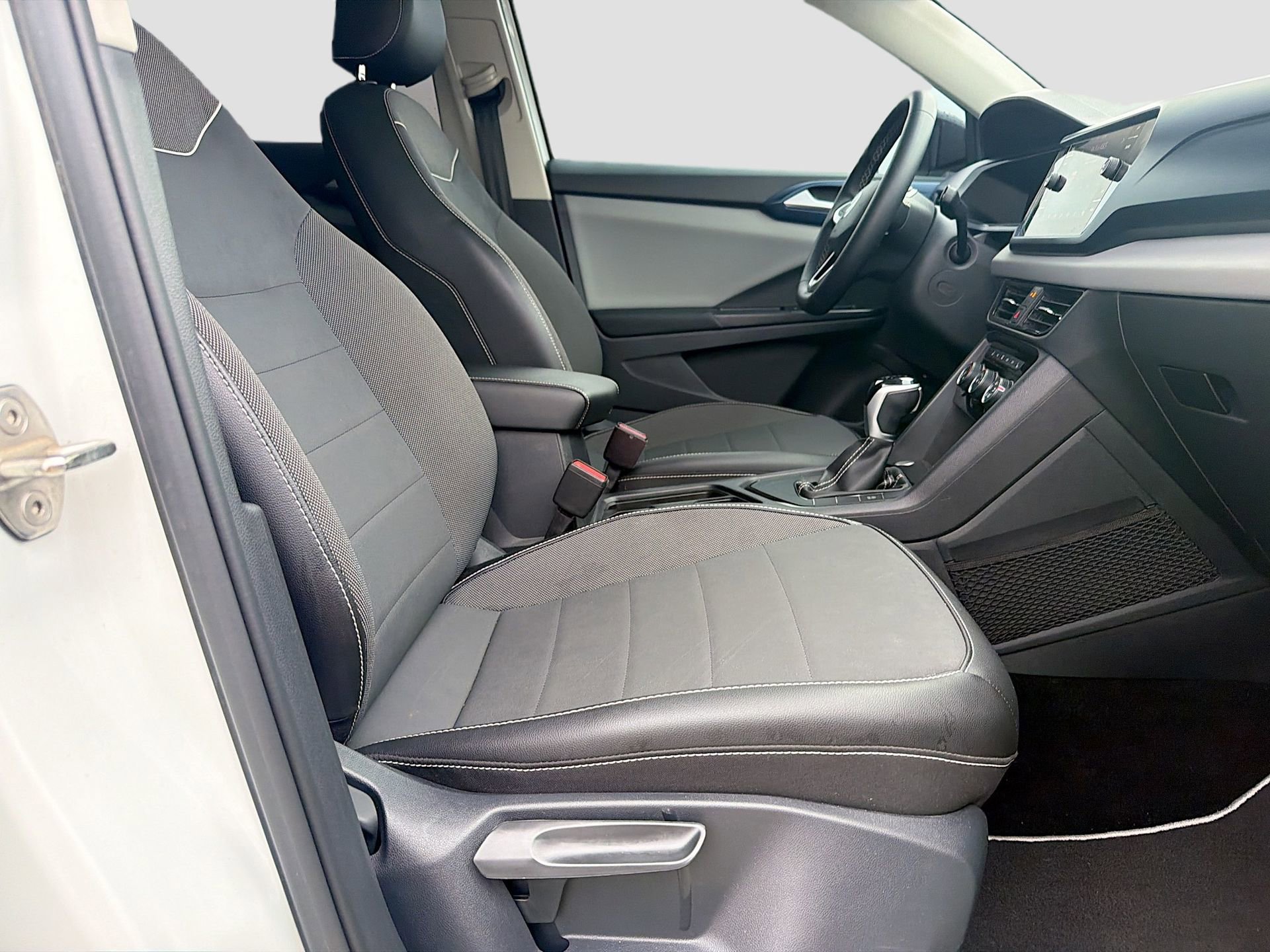 Used 2023 Volkswagen Taos SE w/ Panoramic Sunroof Package image 28