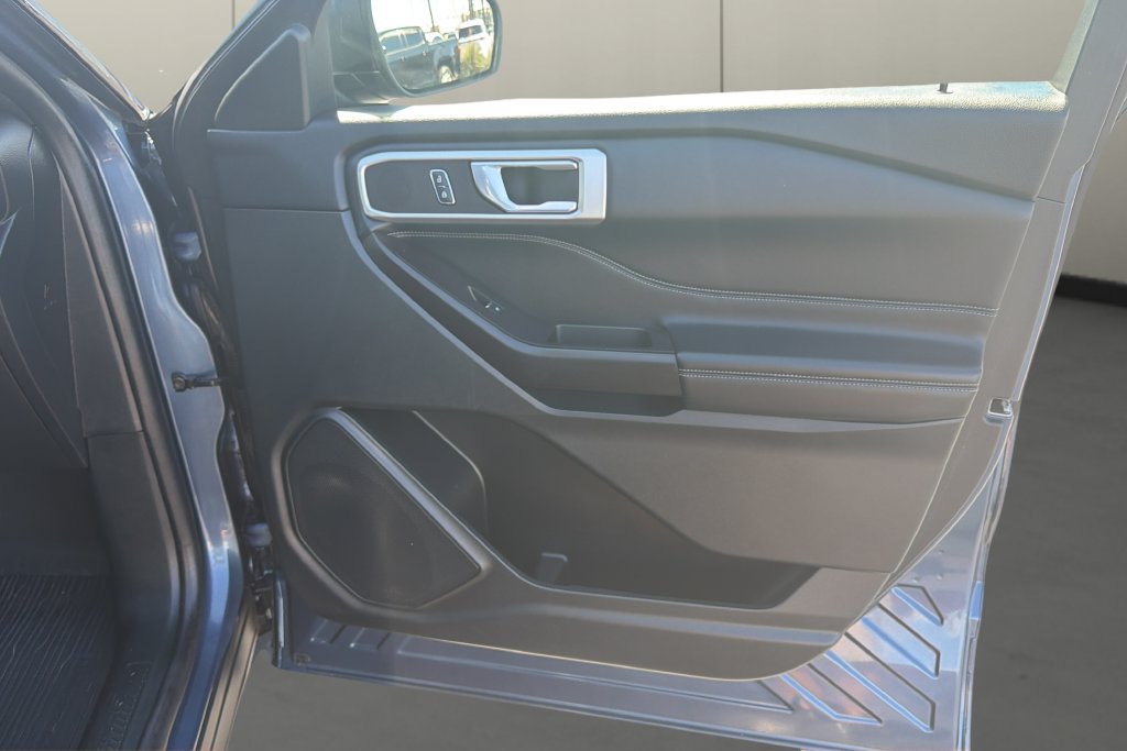 Used 2020 Ford Explorer XLT w/ Equipment Group 202A AWD/4WD image 17