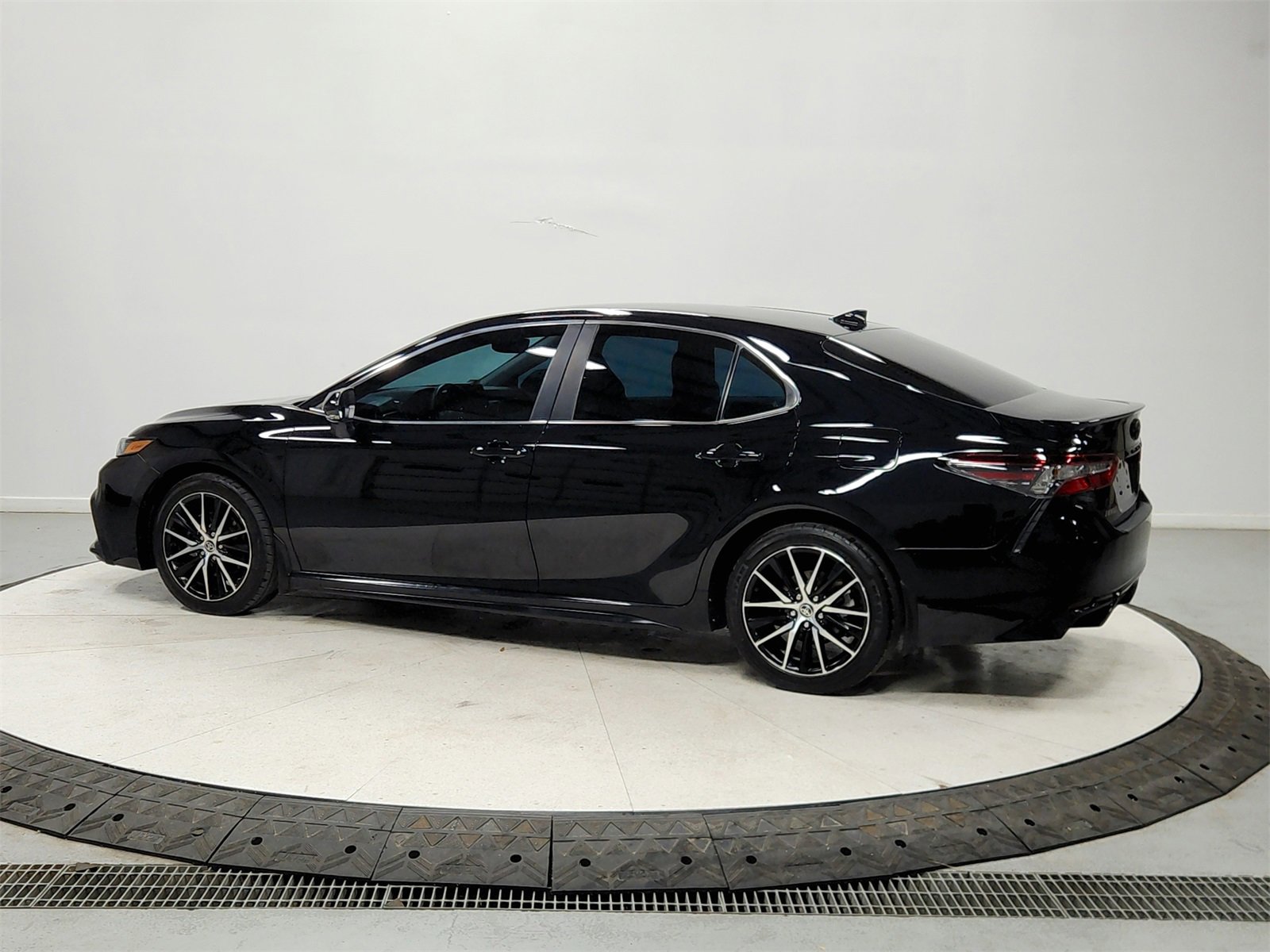 Used 2023 Toyota Camry SE image 5