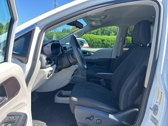 Used 2017 Chrysler Pacifica Touring FWD image 15