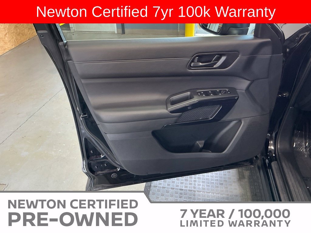 Used 2025 Nissan Pathfinder SV FWD image 37