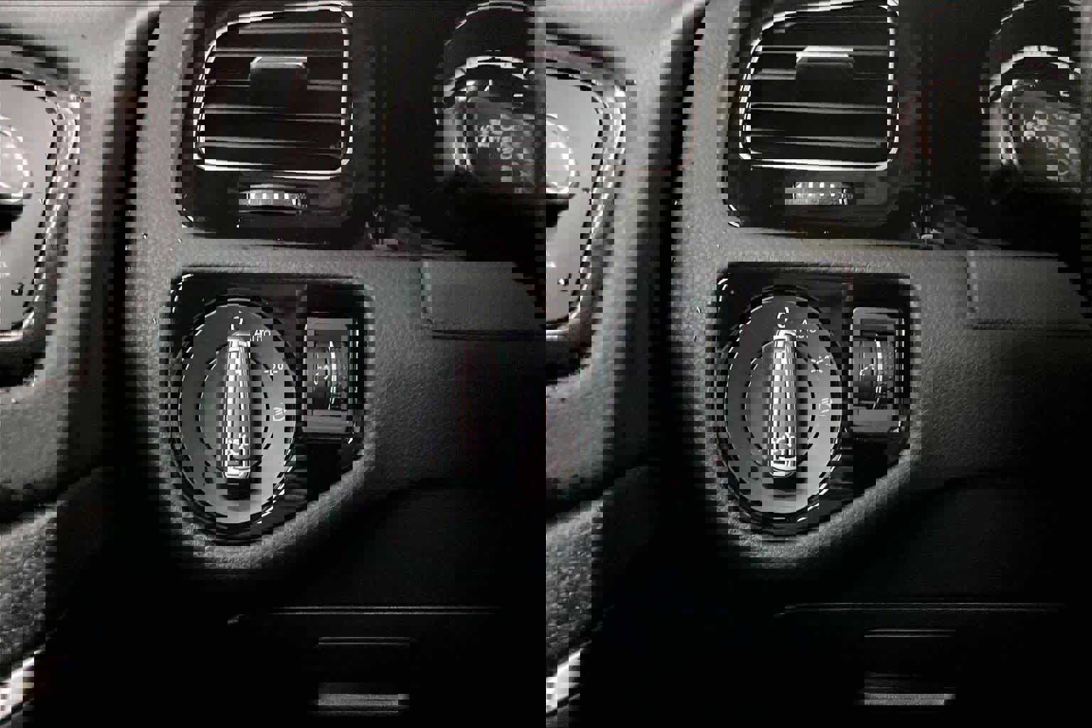 Used 2017 Volkswagen Golf R 4-Door image 36