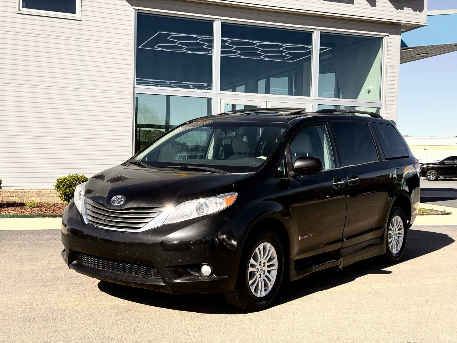 Used 2013 Toyota Sienna XLE w/ Premium Pkg image 2