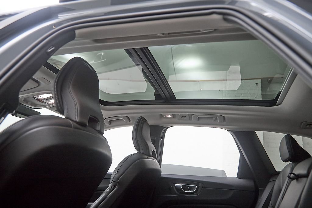 Certified 2024 Volvo XC60 B5 Ultimate w/ Protection Package Premier image 24