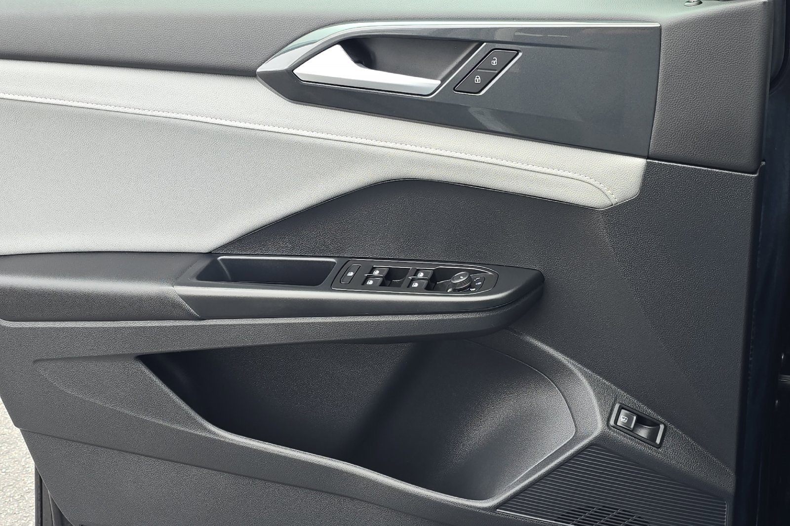 Used 2022 Volkswagen Taos SEL image 10