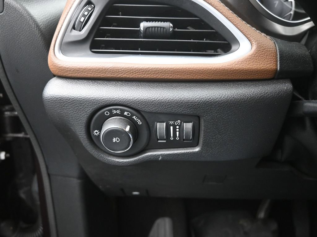 Used 2018 Chrysler Pacifica Limited image 33