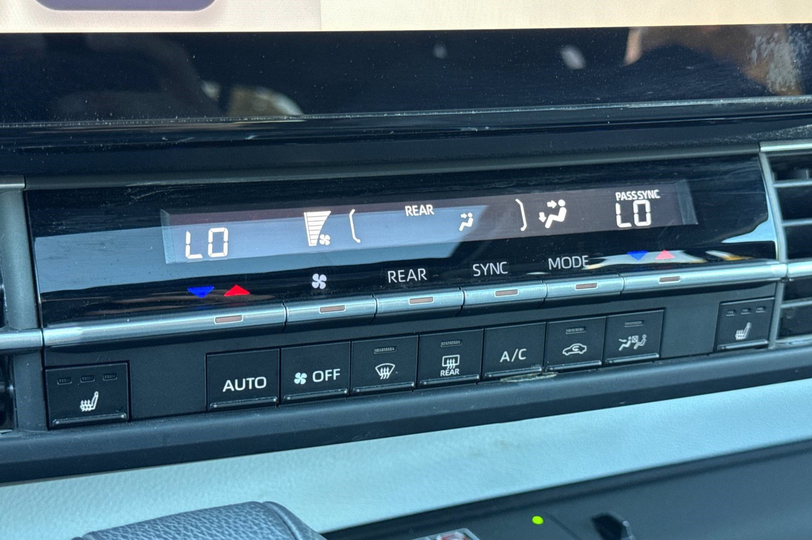 Used 2026 Toyota Sienna XLE FWD image 19