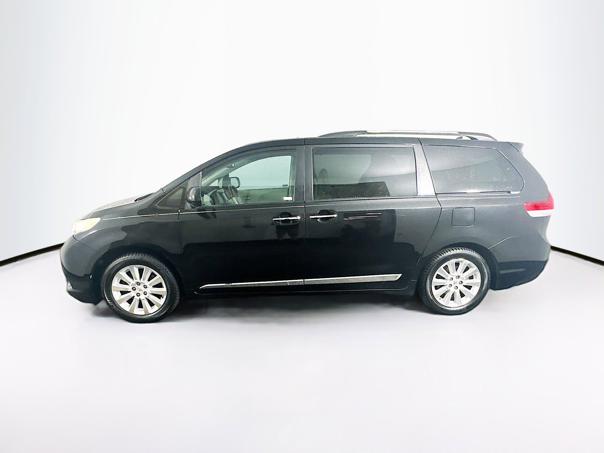 Used 2011 Toyota Sienna Limited w/ Premium Pkg FWD image 4